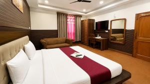 a hotel room with a bed and a mirror at Hotel Red Hut Chandigarh railway station in Zirakpur