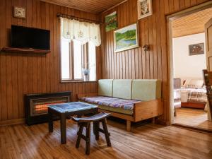 a living room with a couch and a table at Kuca za odmor Lipa in Sinac