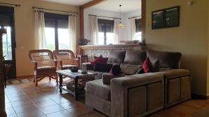 a living room with a couch and a table at Casa de dos habitaciones con piscina en Cabañeros in Navas de Estena +40 photos