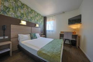 a hotel room with a bed and a desk at Eurotel Parc Expo Airport Montpellier in Pérols