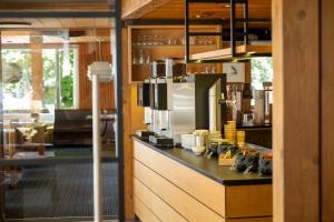 eine Küche mit einer Arbeitsplatte mit in der Unterkunft Hotel Galina Self-Check-in in Malbun