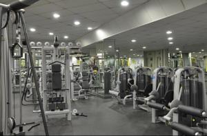 un gimnasio con varias filas de máquinas en una habitación en Benal Beach Suite, en Benalmádena