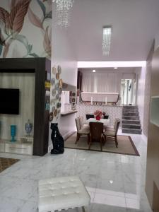 a kitchen and dining room with a table and chairs at Conforto em Pomerode in Pomerode