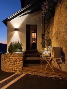 a table and chairs on a porch of a house at Refuge d'Odeillo Vue lac Luxe 8 pers Les Angles in Réal
