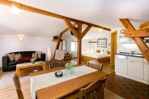a living room with a dining table and a kitchen at Ferienwohnung Meeresbrise in Groß Kordshagen