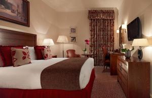 Cama ou camas em um quarto em The Royal Horseguards Hotel, London