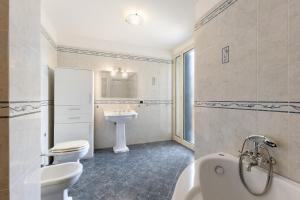a bathroom with two toilets and a tub and a sink at Appartamento Venere in villa 15pax in Marina di Ragusa +36 photos