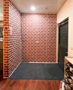 a brick room with a brick wall and a floor at Yawen Homestay 雅文民宿 in Lanyu