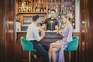 Oaspeți care stau la Hotel Grifo