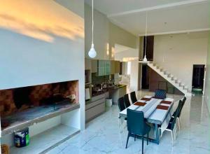 a kitchen and dining room with a table and chairs at Premium House in Comodoro Rivadavia