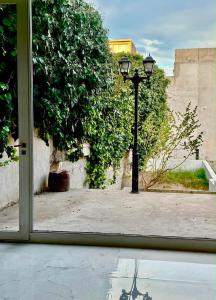 a view of a street light through a window at Premium House in Comodoro Rivadavia