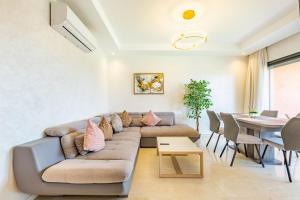 a living room with a couch and a table at Appartement Noria Golf in El Makina