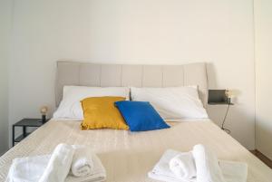 a bed with towels sitting on top of it at Casa Eos in Bari
