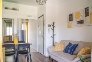 a living room with a couch and a table at Casa Eos in Bari
