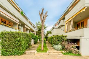 a tree in the courtyard of a building at Casa Eos in Bari