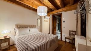 a bedroom with a bed and a bathroom at B&b ANTICO MAGLIO in Asolo