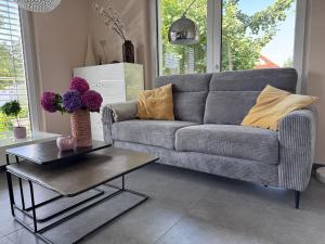 a living room with a couch and a table at Guetsel-Lodge - Δ in Gütersloh
