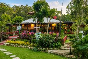 a house with a garden in front of it at Entre Bosques Tayrona in Los Naranjos