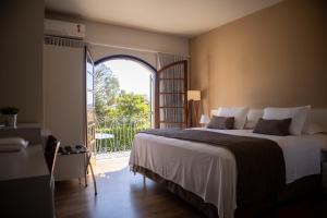a bedroom with a large bed and an open window at Dom Ravello in Telêmaco Borba +45 photos