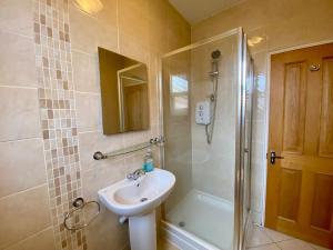 a bathroom with a sink and a shower at Noa Residence in Oxford +50 photos