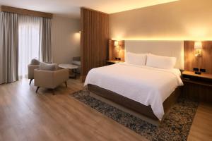 ein Hotelzimmer mit einem Bett und einem Stuhl in der Unterkunft Holiday Inn Monclova by IHG in Monclova + 69 Fotos