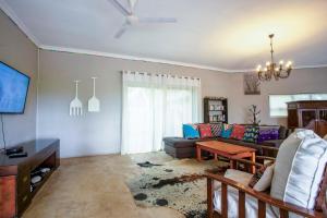 a living room with a couch and a table at Baleia Azul 24 in Ponta Mamoli