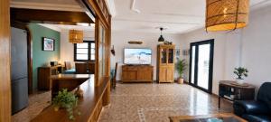 a living room with a couch and a television at Verde Mar, vive el oceano en primera linea in La Santa