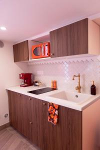 a kitchen with a sink and a microwave at La Seventies'room in Dijon
