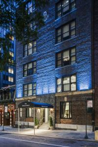 un edificio de ladrillo azul en una calle de la ciudad en Seton Hotel, en Nueva York