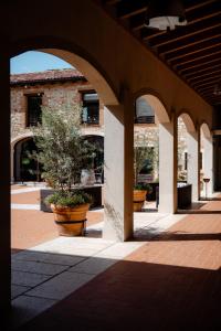 a courtyard with two large potted plants in a building at Agriturismo Costa Arènte in Grezzana