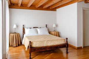 a bedroom with a bed with two lamps on tables at Agriturismo Costa Arènte in Grezzana
