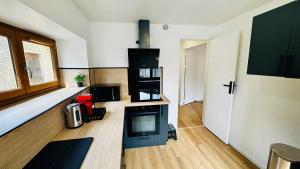a room with a kitchen with a stove top oven at Le Tertre du Loing - Forêt de Fontainebleau - Gare in Montigny-sur-Loing