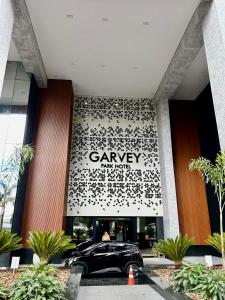 a car is parked in front of a car dealership at Flats em Brasília no Garvey Park Hotel in Brasília
