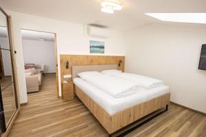 a bedroom with a bed and a mirror at Apartmenthotel Rosentaler Hof Quartier2 in Pirk
