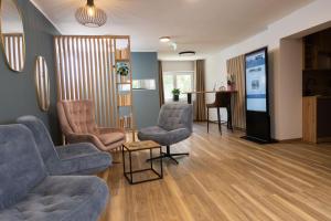a living room with a couch and chairs and a table at Apartmenthotel Rosentaler Hof Quartier2 in Pirk