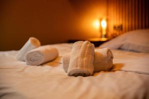 a bed with towels and a stuffed animal on it at Vakantiepark Samoza in Vierhouten +31 photos