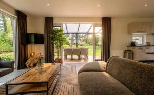a living room with a couch and a table at Vakantiepark Samoza in Vierhouten