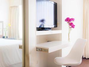 TV a/nebo společenská místnost v ubytování Roosevelt Hotel & Suites