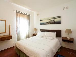 a bedroom with a large white bed and a window at 8 Hewitt @ Tiffany's in Sheffield Beach