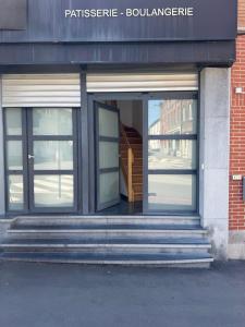 a entrance to a building with glass doors and stairs at 1 Chambre Moyenne avec television in Charleroi +11 photos