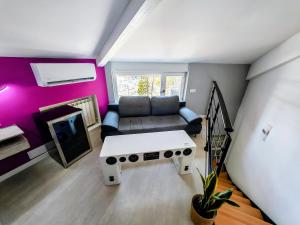 a living room with a couch and a table at Alójate en Vigo! Casa bien equipada in Vigo