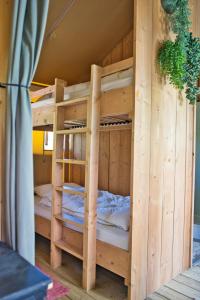 a wooden bunk bed in a room at Boeren glamping De Ruif De zilverberk in Stoutenburg