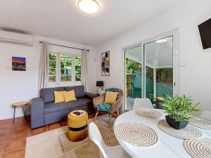a living room with a couch and a table at Casa Varanda das Furnas in Furnas