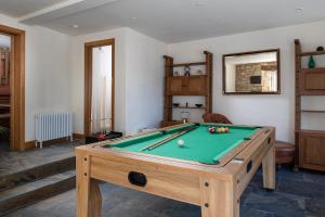 a room with a pool table in a room at Tranquility House in Painswick