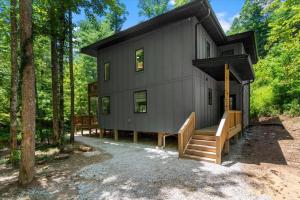 Gallery image of Nightfall Cabin - Creekside Getaway by Waterfall in High Falls