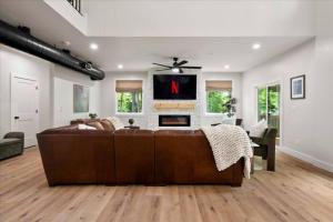Gallery image of Nightfall Cabin - Creekside Getaway by Waterfall in High Falls