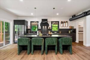 Gallery image of Nightfall Cabin - Creekside Getaway by Waterfall in High Falls +65 photos