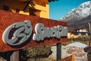 a sign for a ski resort with mountains in the background at Complejo Base 41 in San Carlos de Bariloche