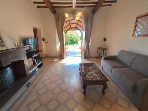 a living room with a couch and a table at Casa Gelso Rosso in Leni