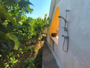 a shower attached to the side of a building at Casa Gelso Rosso in Leni